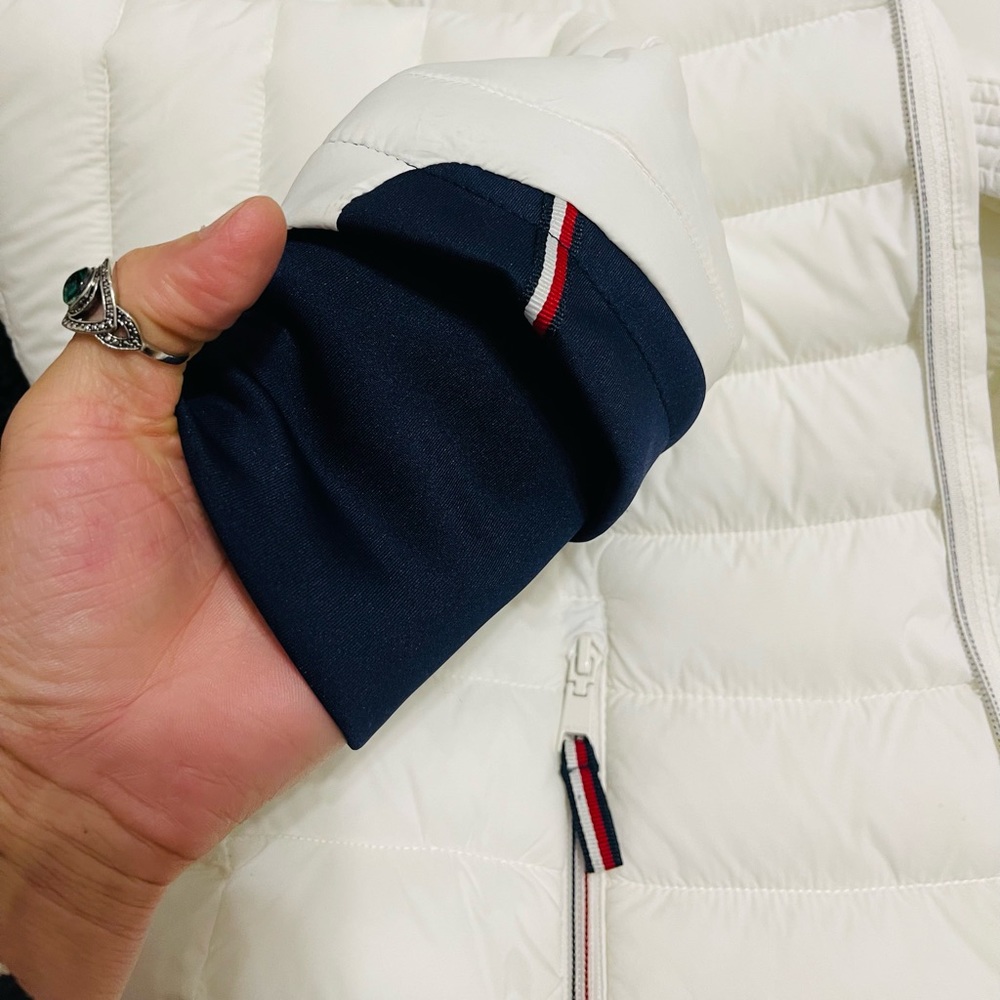 Like New Women Size Small Tommy Hilfiger Packable Hooded Puffer Jacket In white - Picture 15 of 16